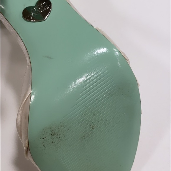 Pearl sayin embellished bow - Picture 3 of 3